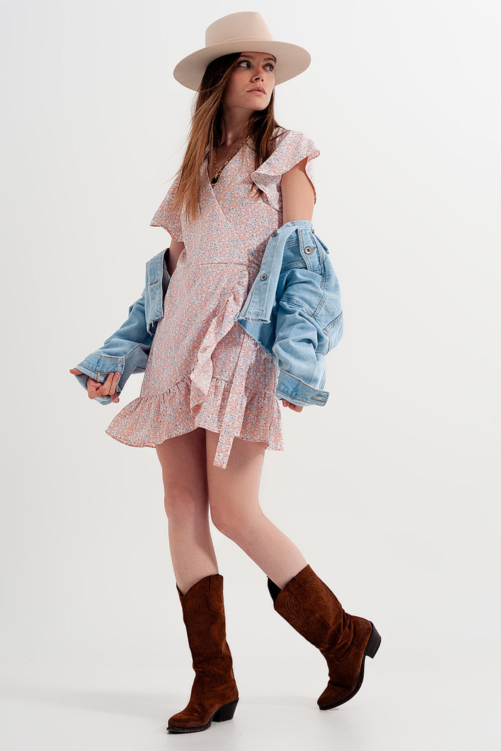 Vestido corto rosa cruzado con detalle de volantes y estampado de florecitas