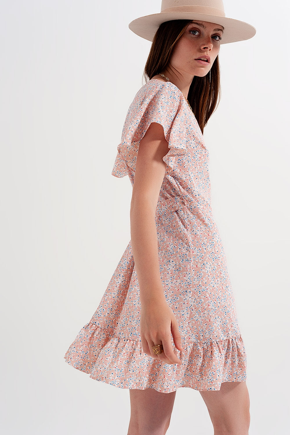 Vestido corto rosa cruzado con detalle de volantes y estampado de florecitas