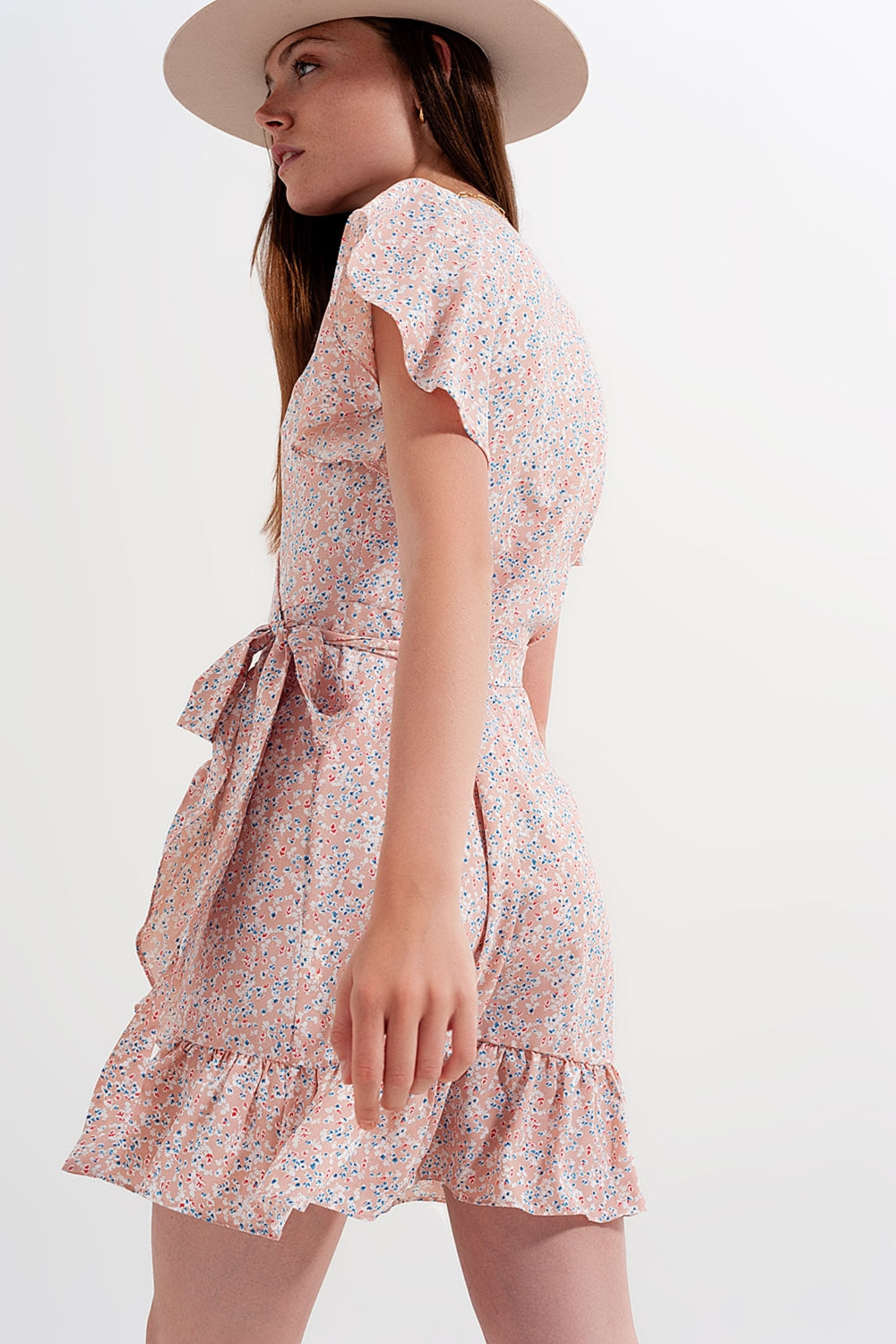 Vestido corto rosa cruzado con detalle de volantes y estampado de florecitas