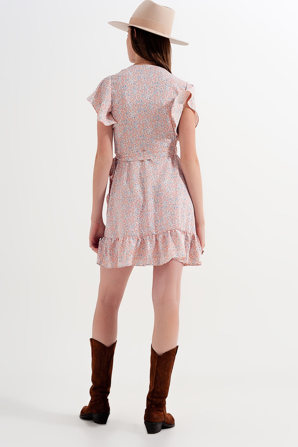 Vestido corto rosa cruzado con detalle de volantes y estampado de florecitas