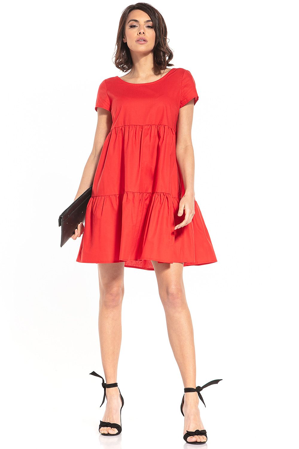 Look completo con vestido corto de vuelo color negro