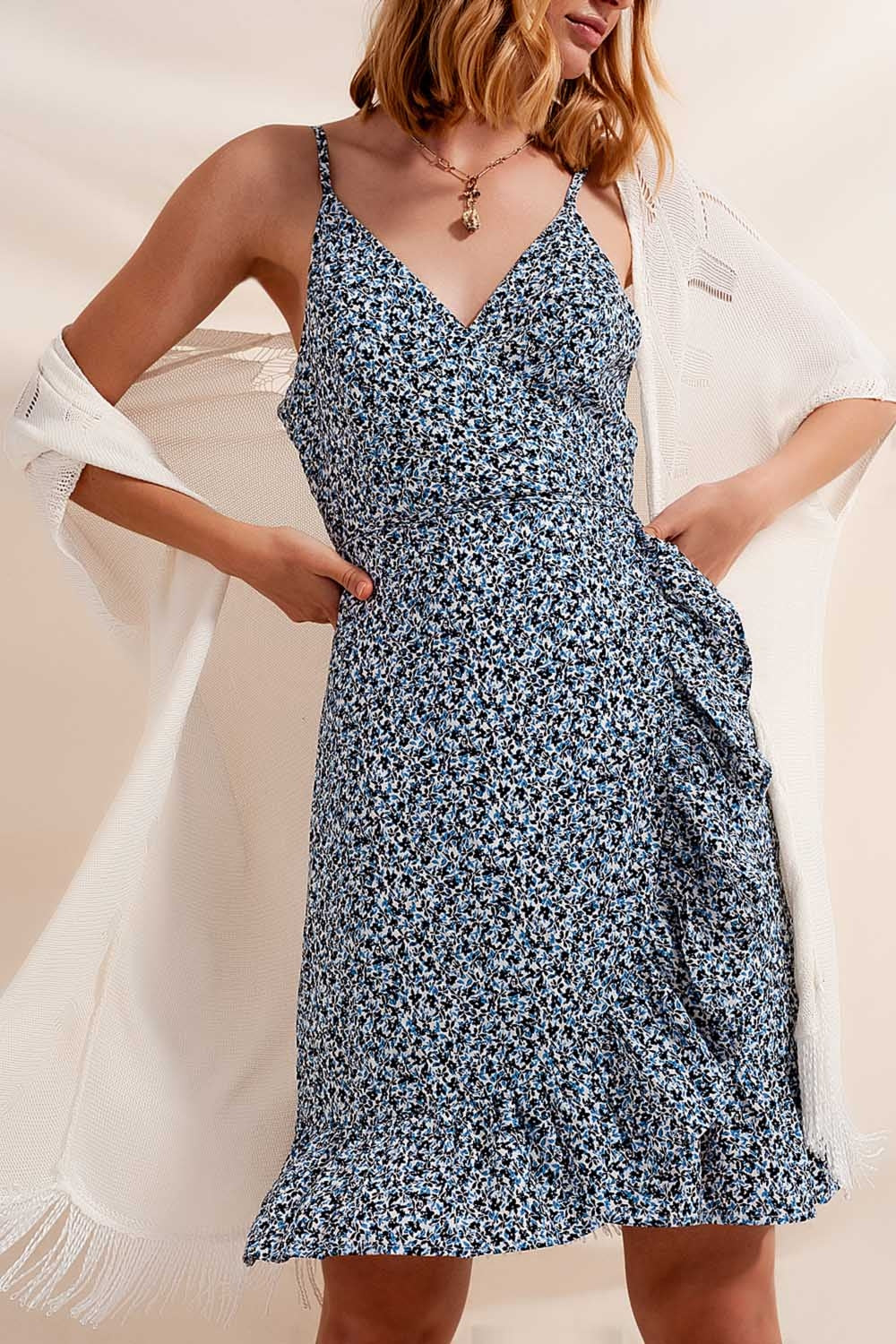 Vestido cruzado con volante y estampado floral azul