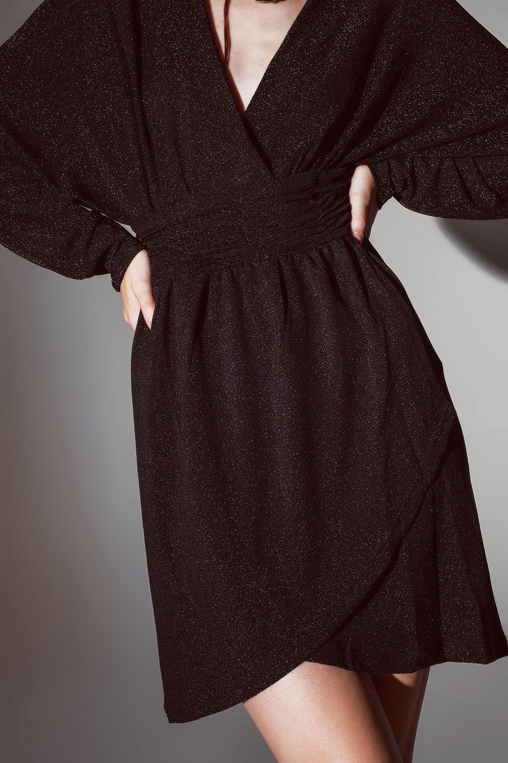 Vestido de glitter corto con escote pronunciado en negro