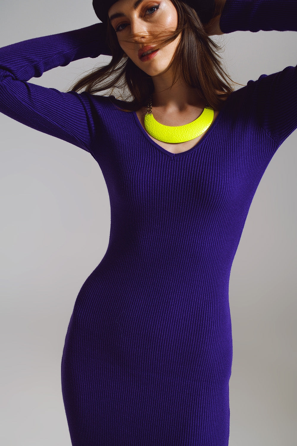 vestido de punto midi ajustadp con escote en v en color morado