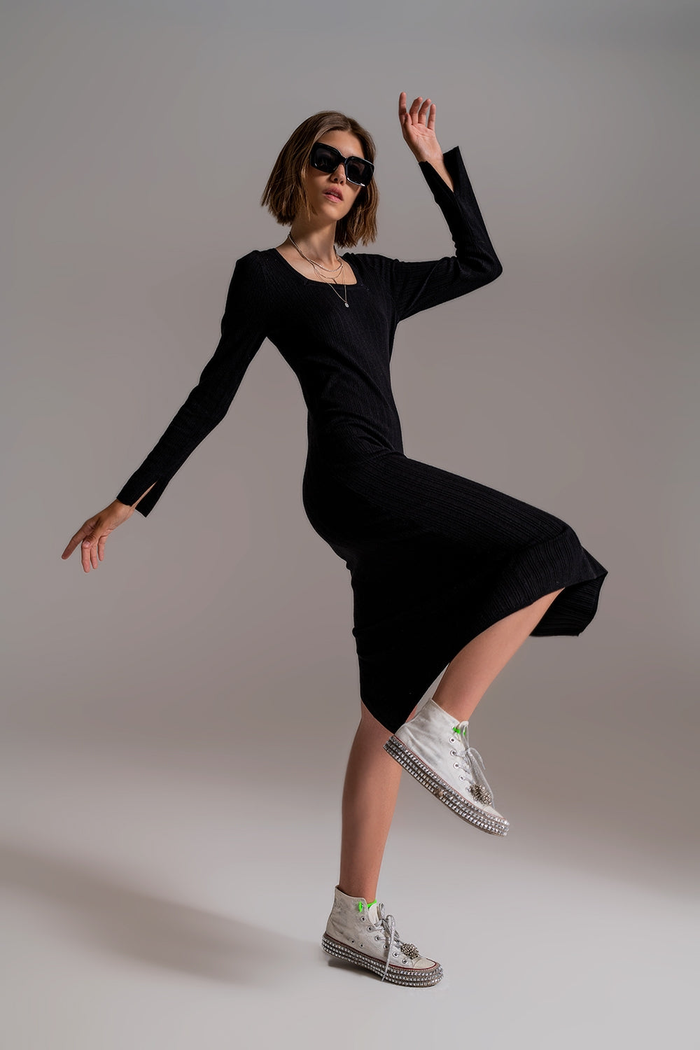 Vestido de punto midi con escote cuadrado en negro
