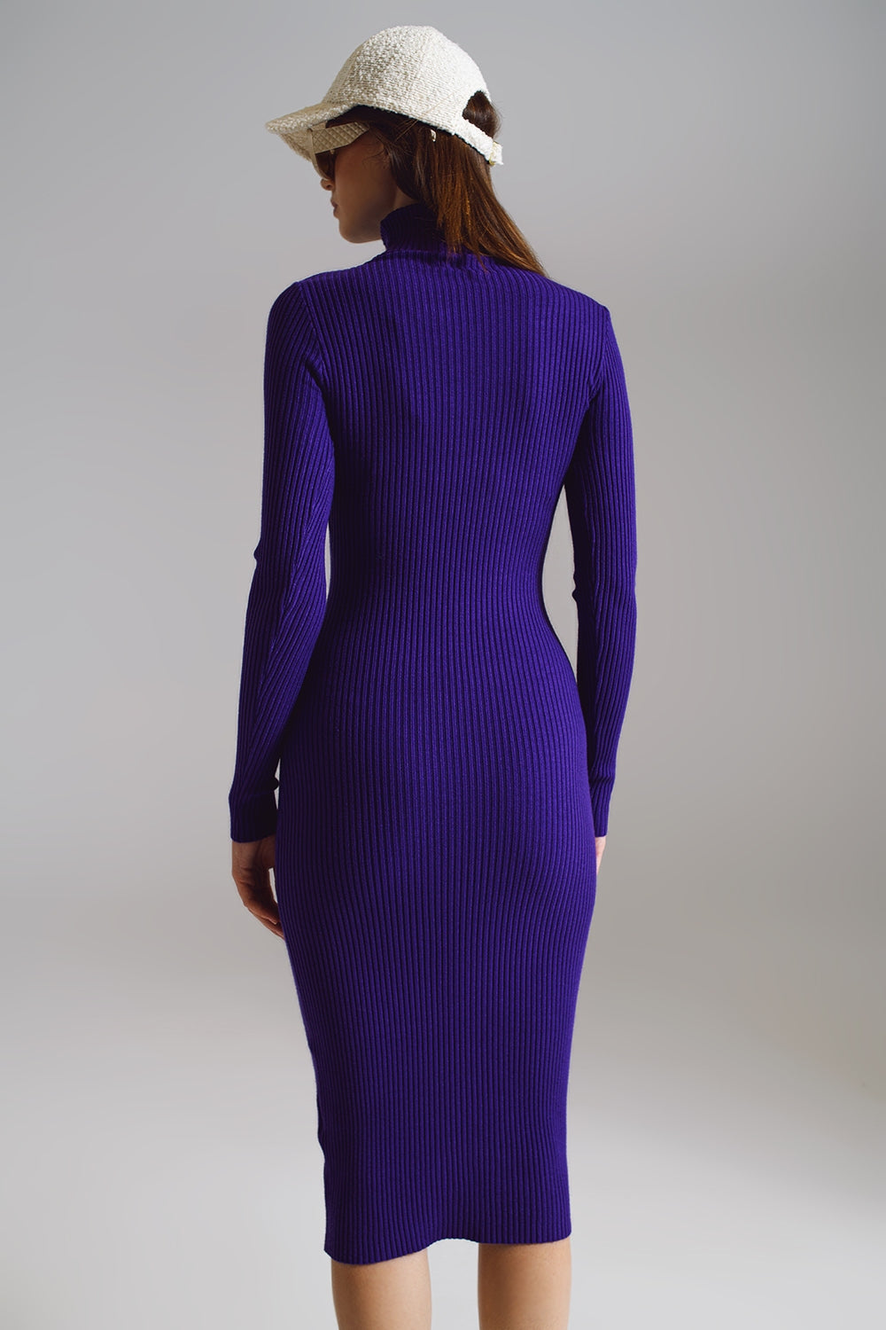 Modelo de espalda con Vestido de punto midi entallado con cuello de tortuga en morado