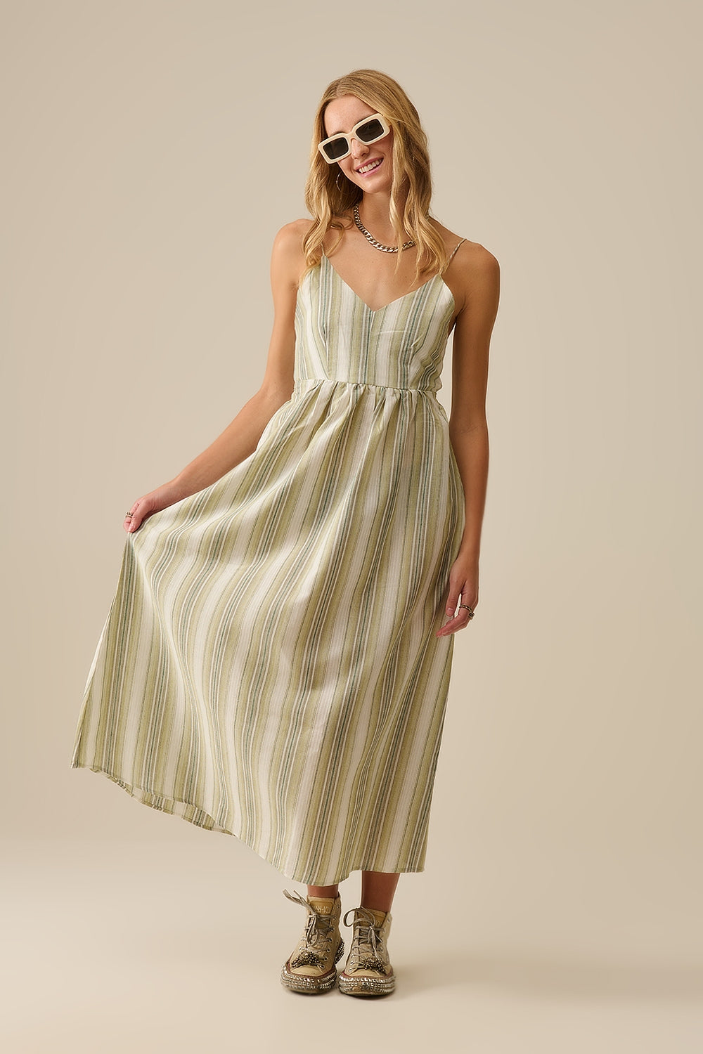 Vestido de tirantes a rayas con cuello en V en verde