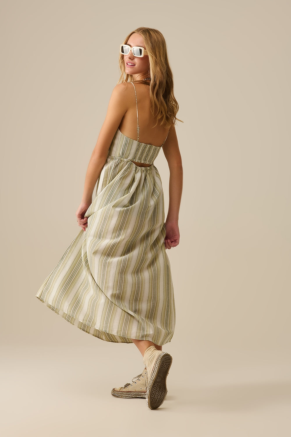 Vestido de tirantes a rayas con cuello en V en verde