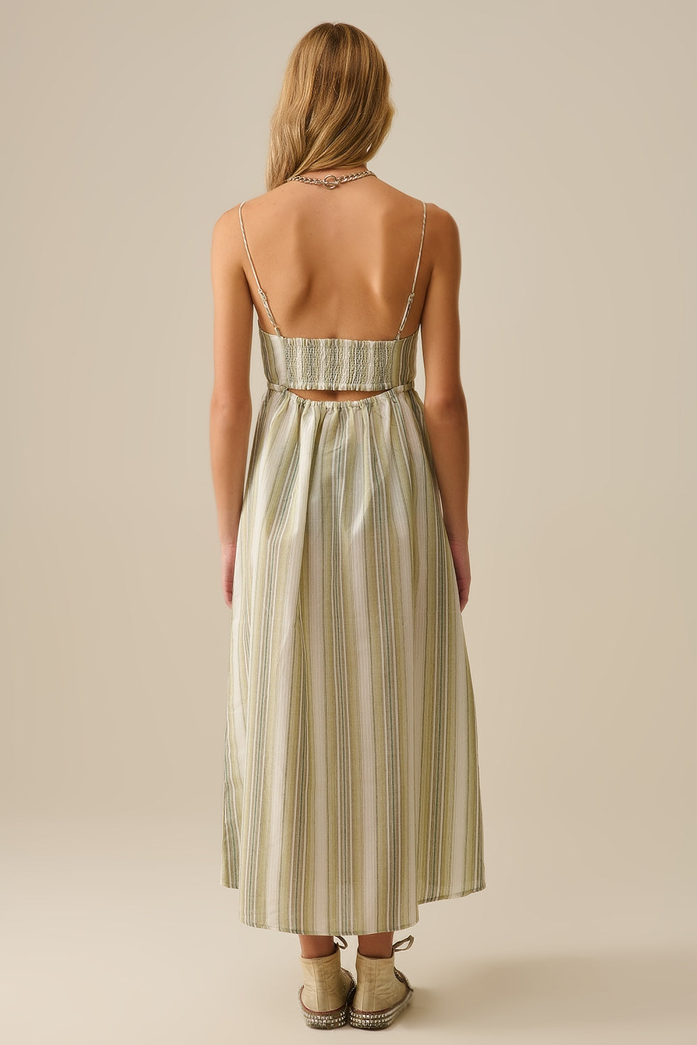 Vestido de tirantes a rayas con cuello en V en verde