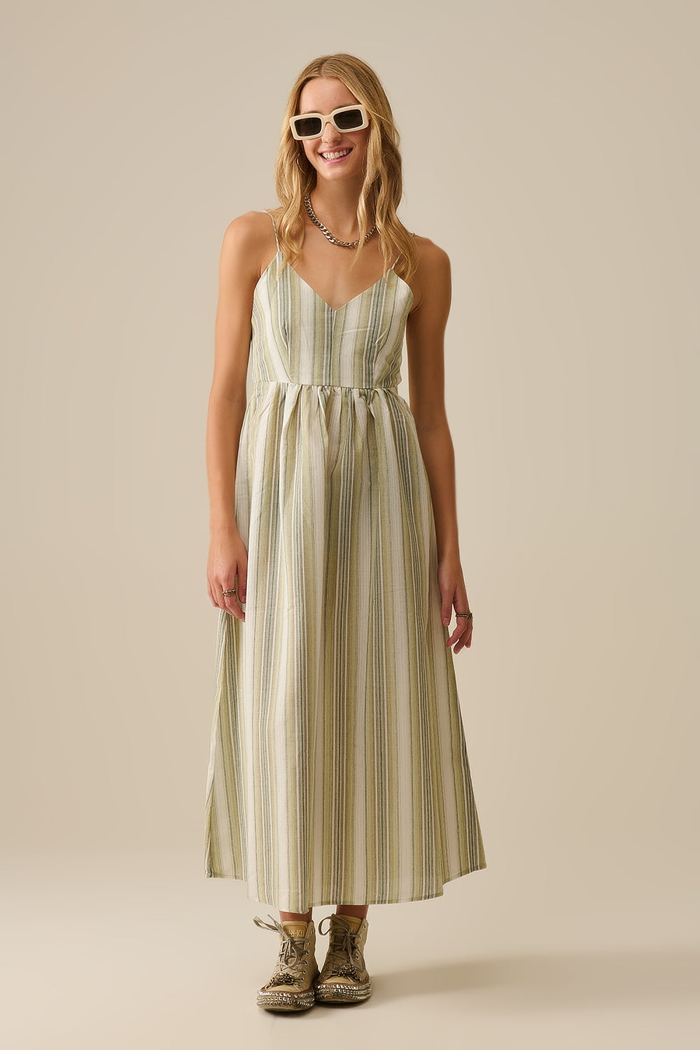 Vestido de tirantes a rayas con cuello en V en verde