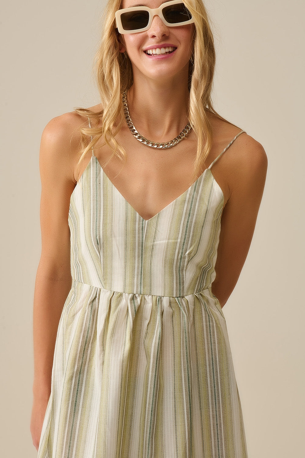 Vestido de tirantes a rayas con cuello en V en verde