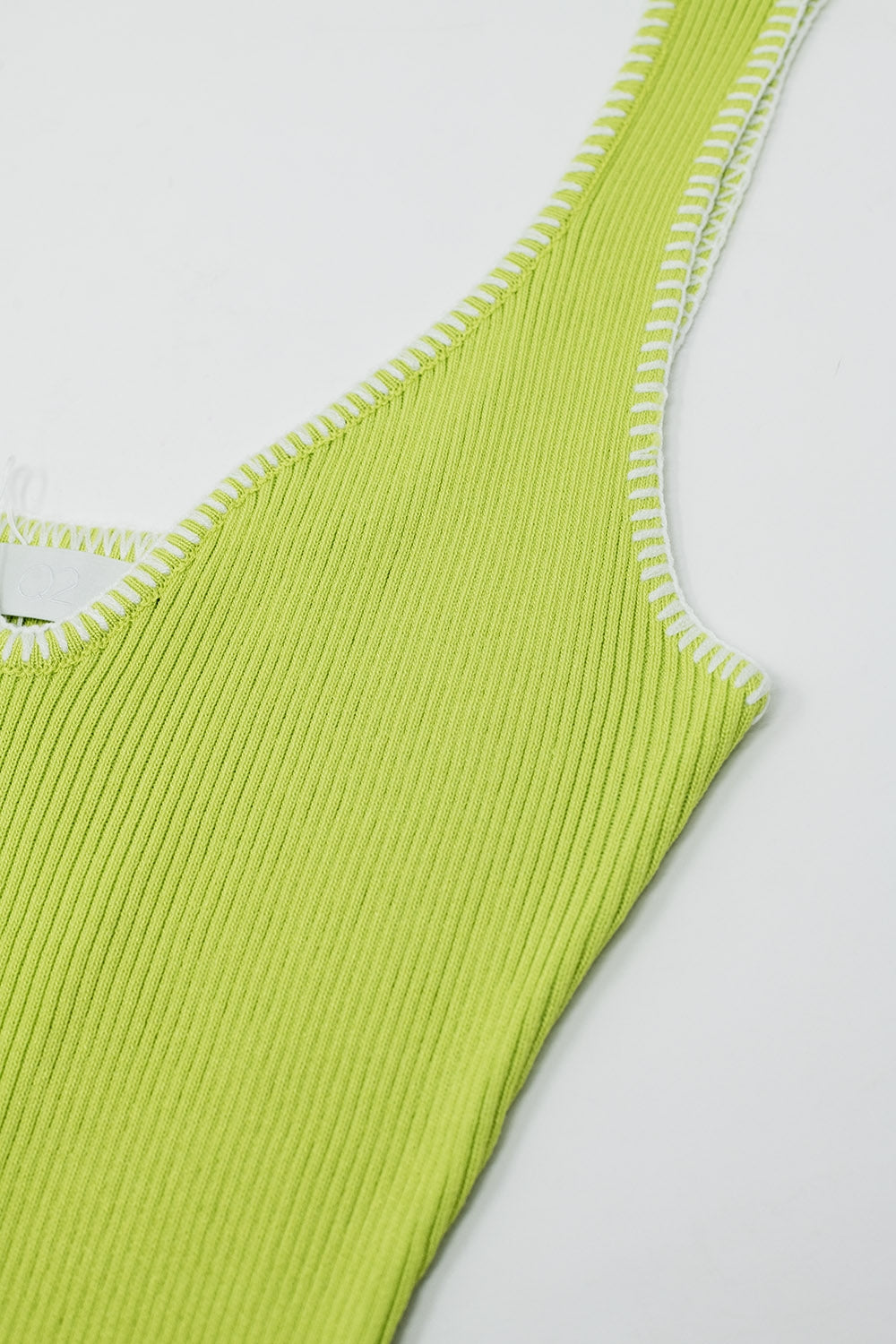Vestido de verano de corte A en verde lima con ribetes blancos