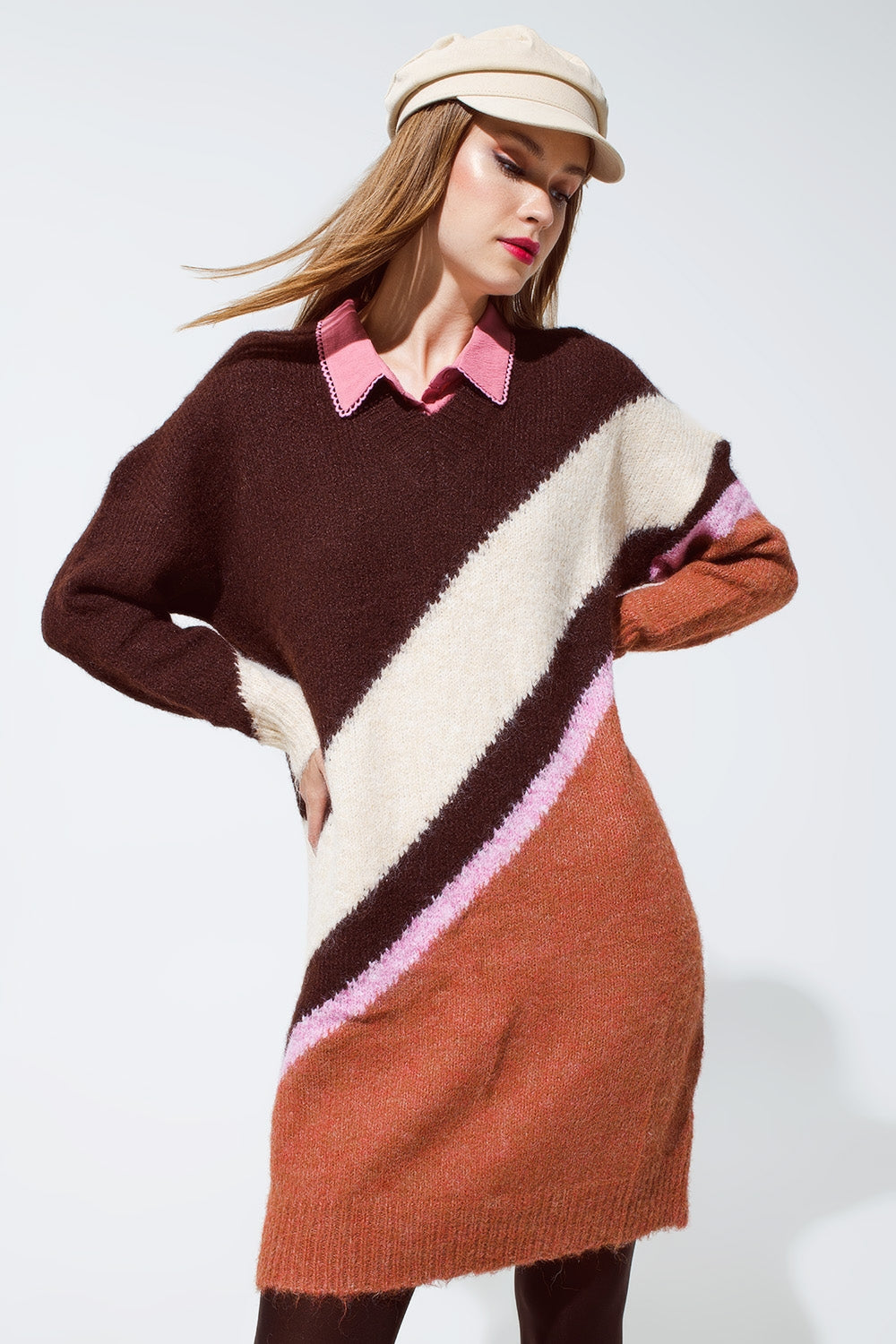 Vista frontal de un vestido-jersey de punto oversize con estampado de rayas diagonales en marrón, teja, crudo y rosa.