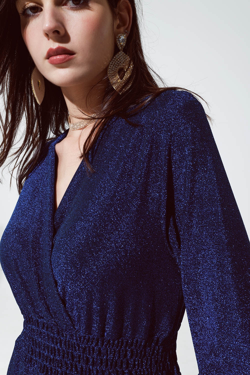 Vestido largo azul brillante entallado de talle alto y cuello en V