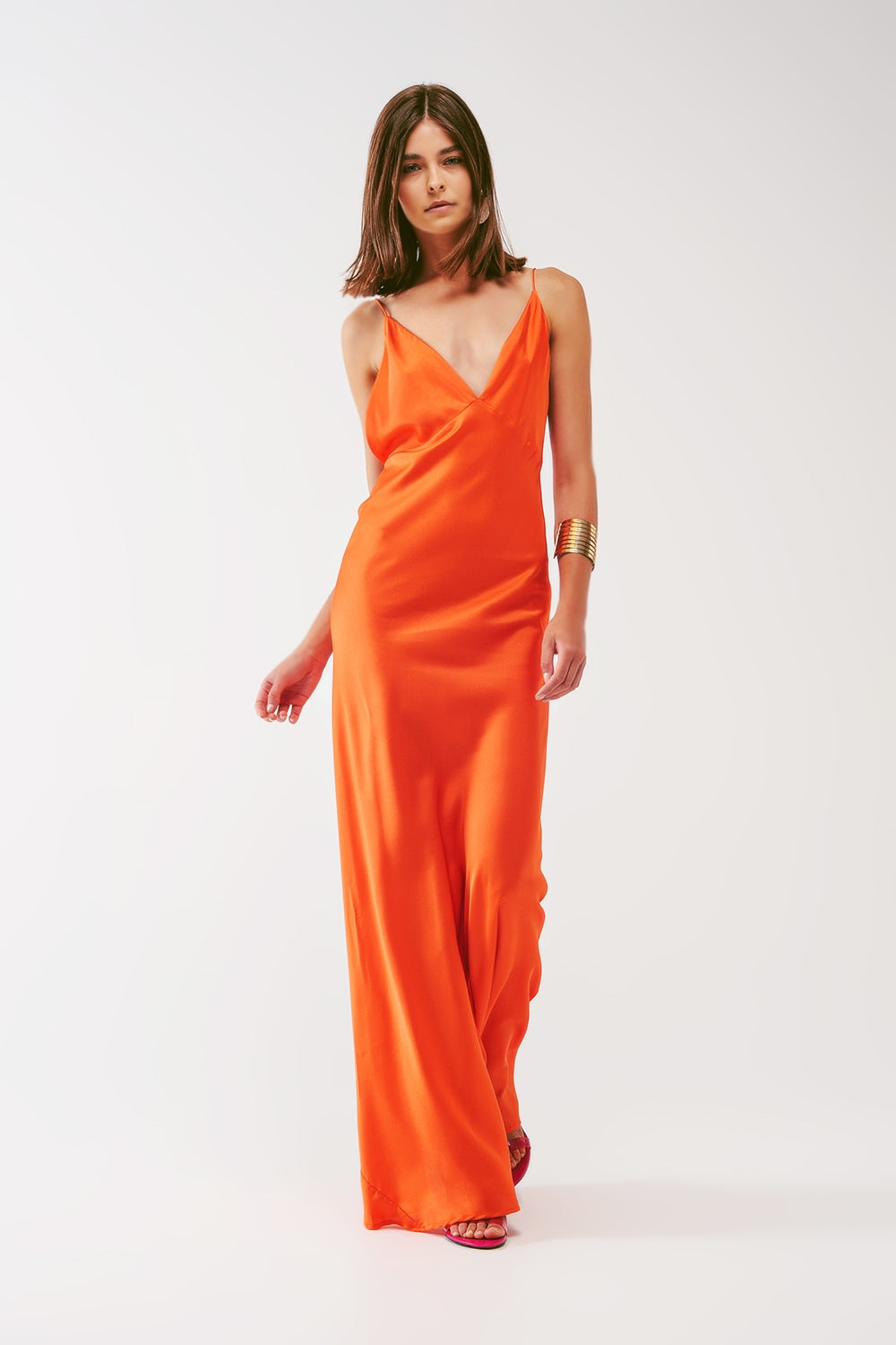 Vestido largo de satén con tirantes finos en naranja