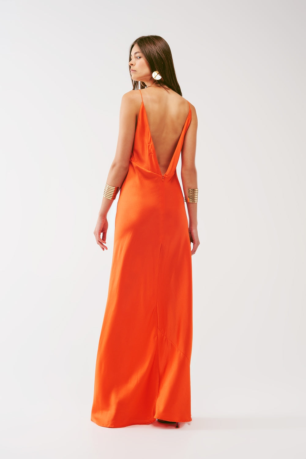 Vestido largo naranja satinado con espalda descubierta en forma de V