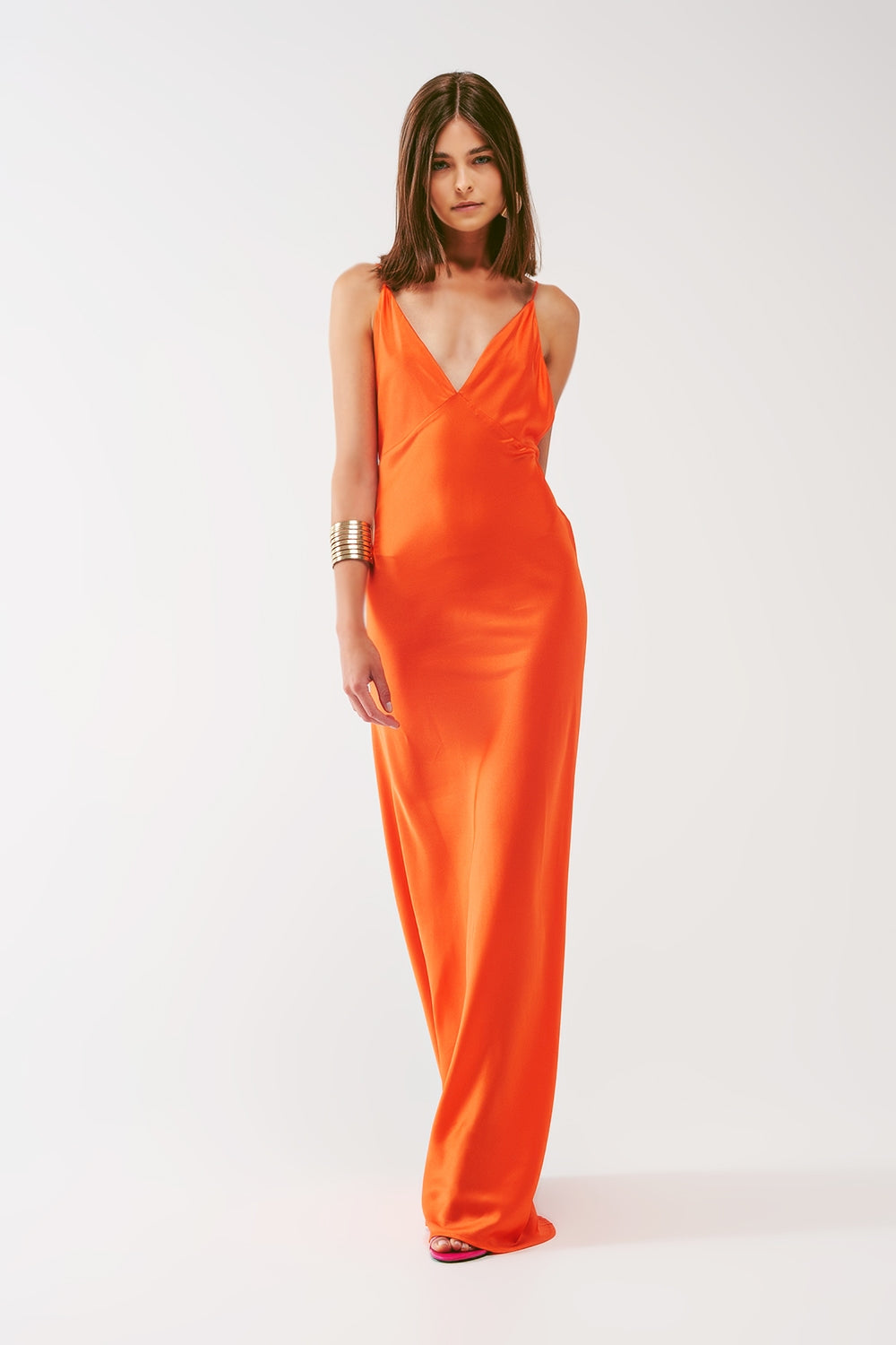 Modelo luciendo vestido azul satinado largo con caída fluida