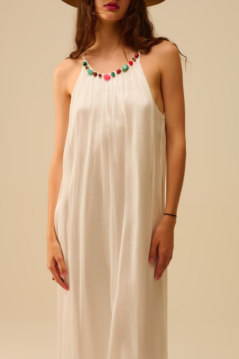 Vestido largo halter plisado blanco con escote de cuentas