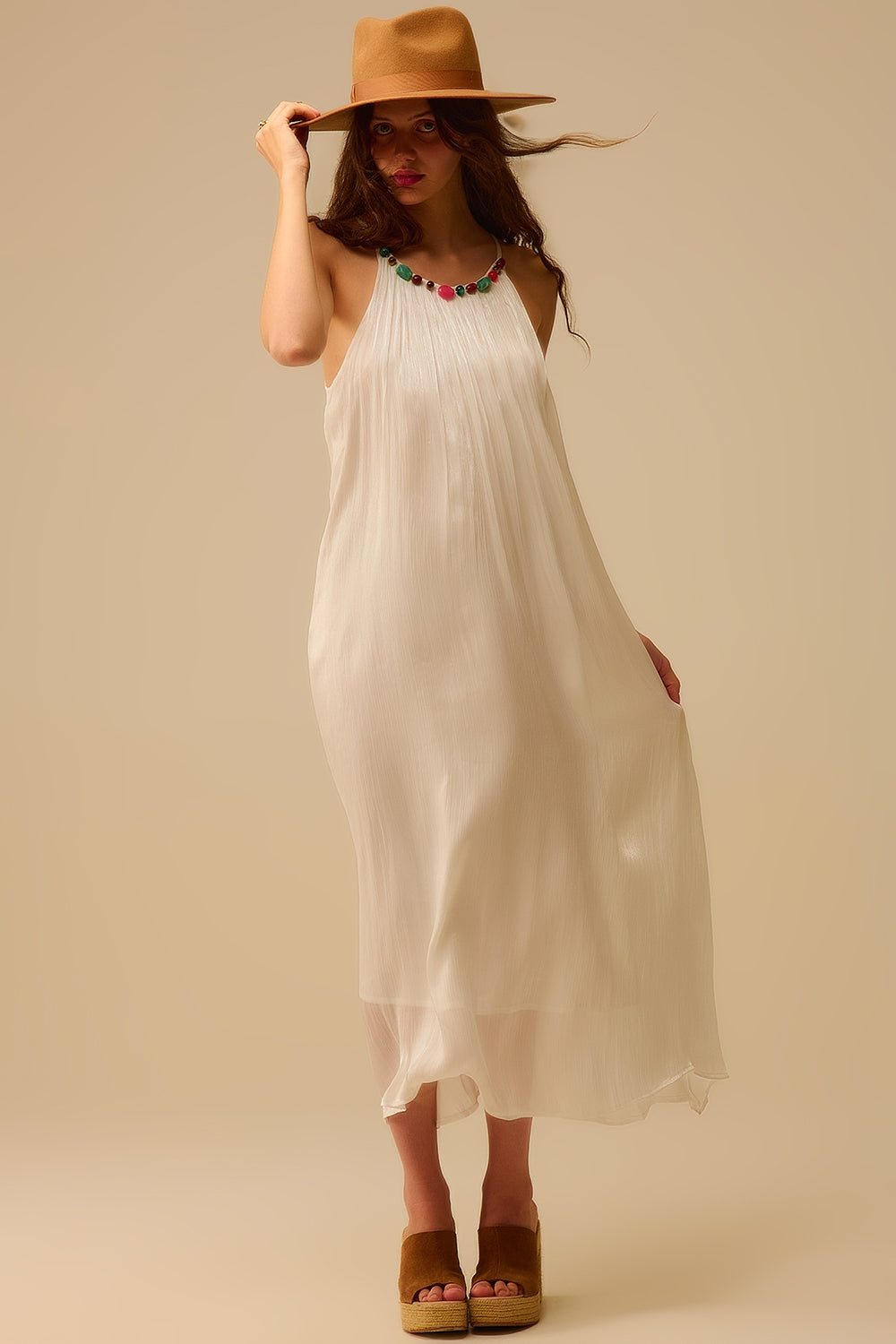 Vestido largo halter plisado blanco con escote de cuentas