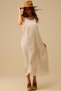 Vestido largo halter plisado blanco con escote de cuentas