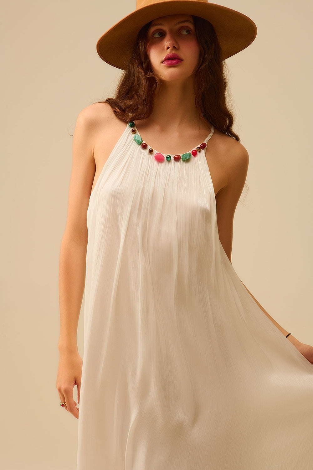 Vestido largo halter plisado blanco con escote de cuentas