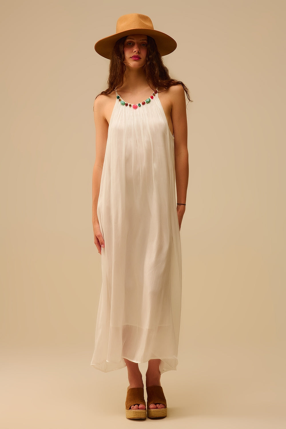Vestido largo halter plisado blanco con escote de cuentas