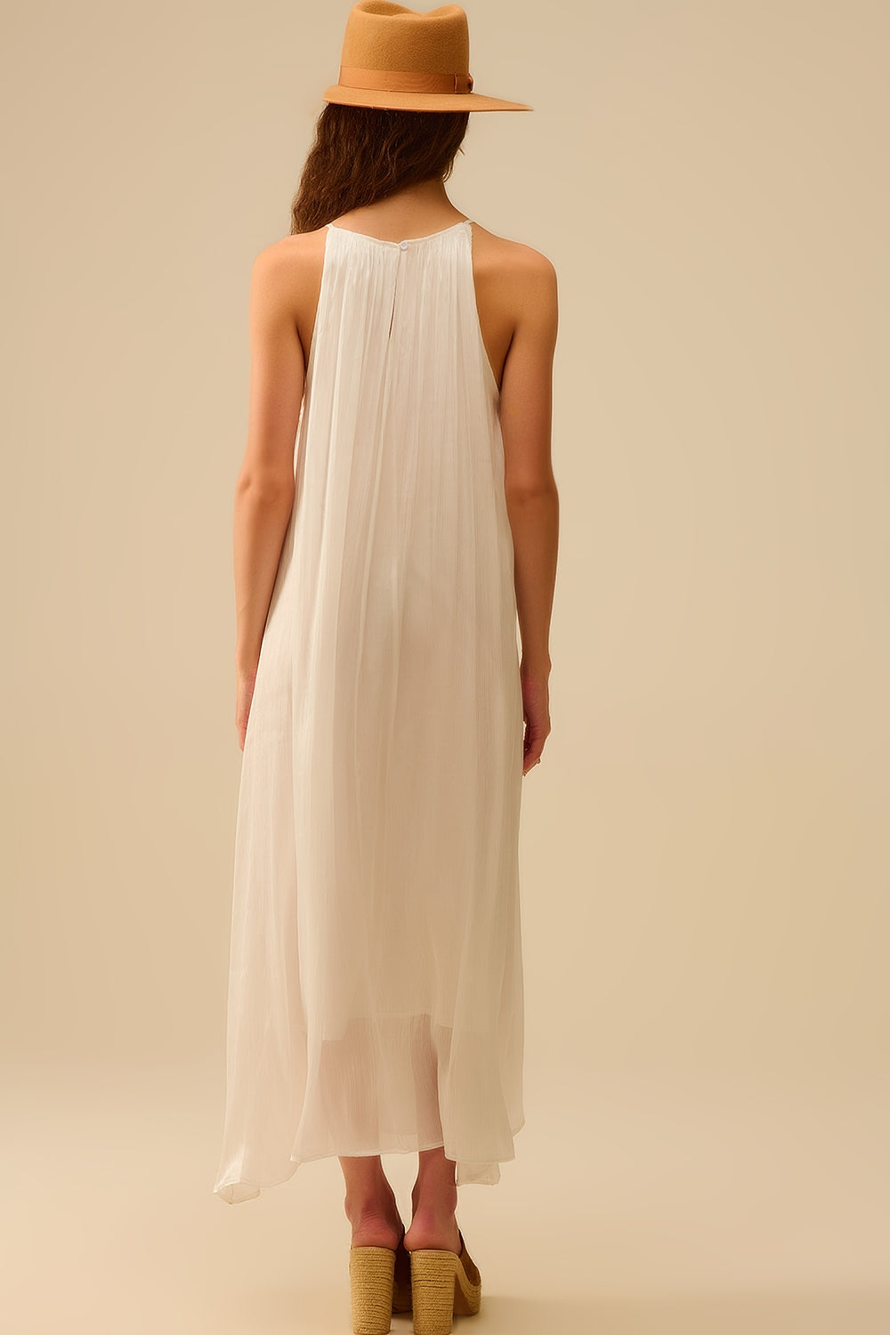 Vestido largo halter plisado blanco con escote de cuentas