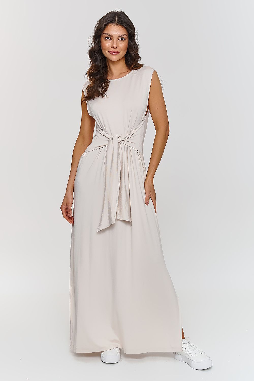  Vestido largo beige sin mangas, corte fluido y nudo en la cintura