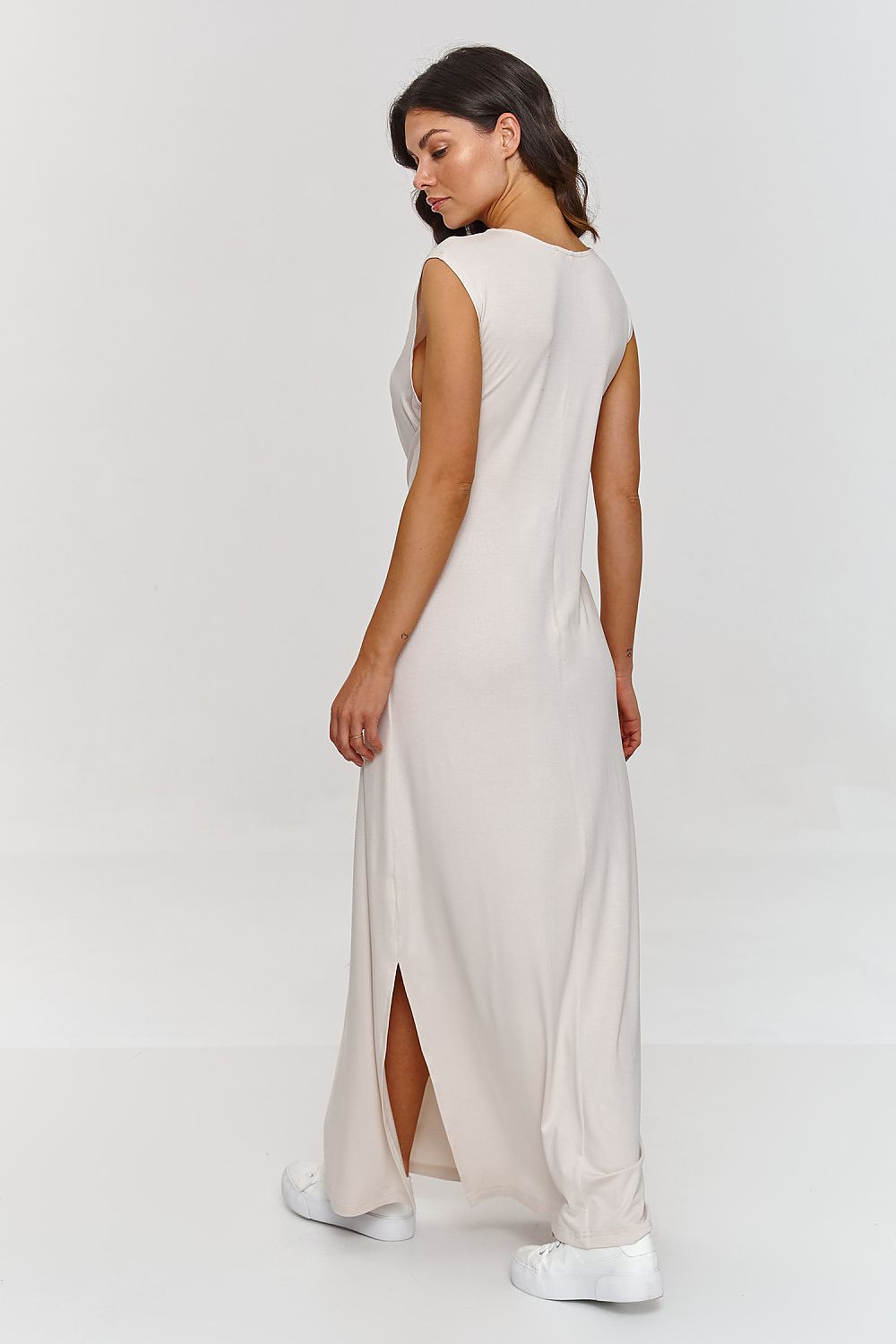  Vestido largo beige sin mangas, corte fluido y nudo en la cintura