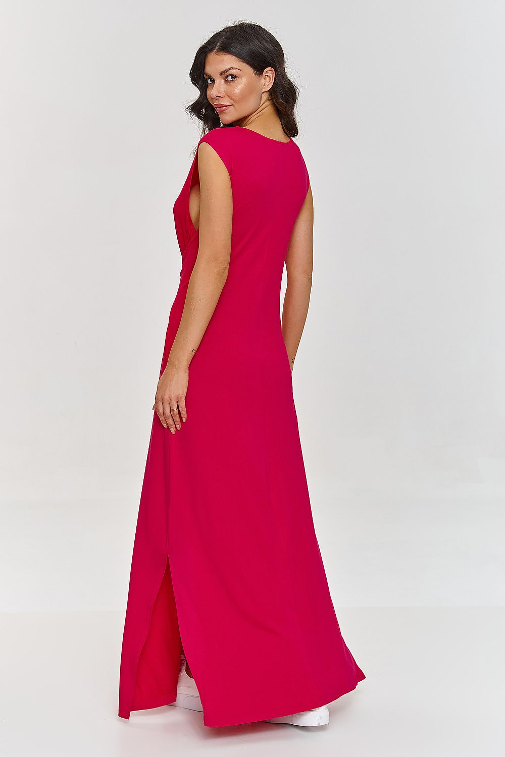 Mujer con vestido largo fucsia sin mangas y lazo ajustable en la cintura de Makadamia 