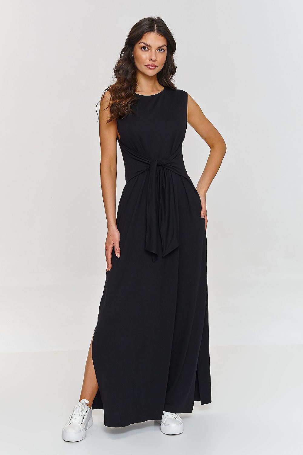 Vestido maxi negro sin mangas con abertura lateral y sneakers blancas de Makadamia 