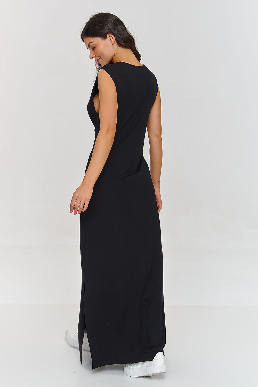  Vestido maxi negro sin mangas con abertura lateral y sneakers blancas de Makadamia 