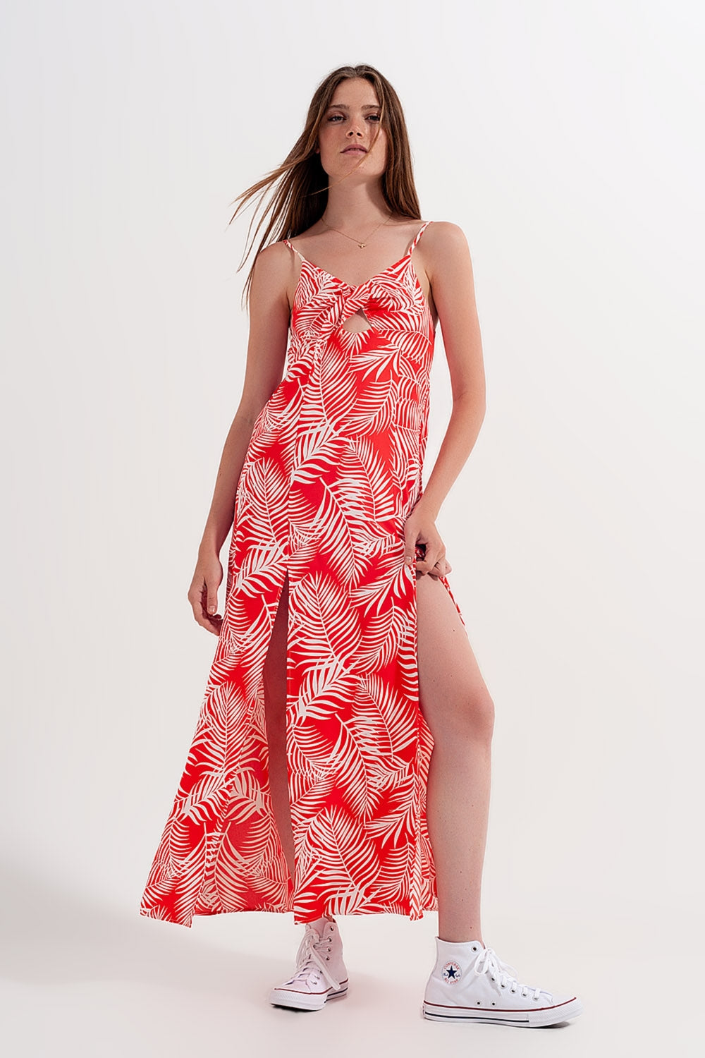 Vestido largo rojo con estampado de hojas y aberturas de A