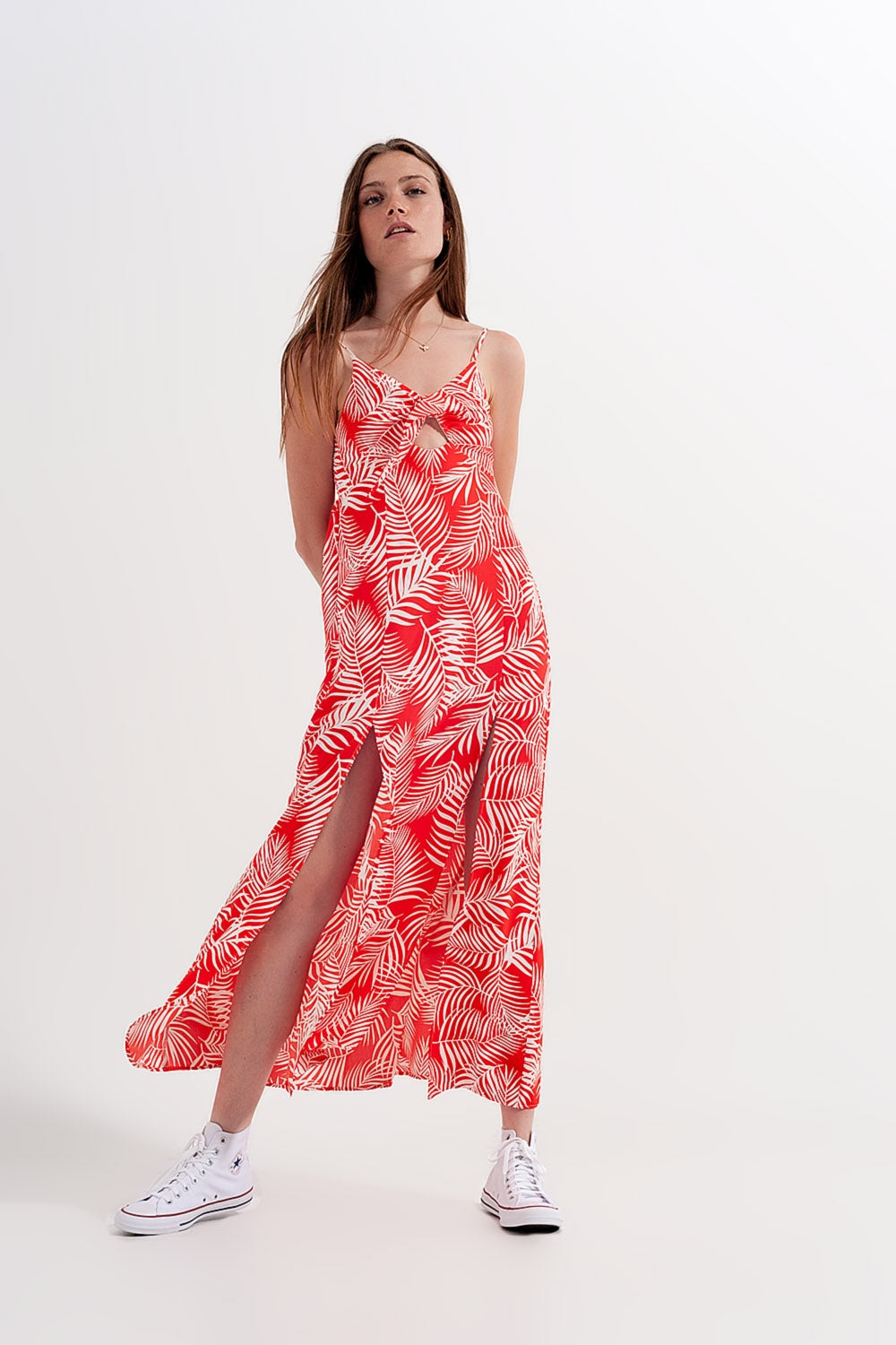 Vestido largo rojo con estampado de hojas y aberturas de A