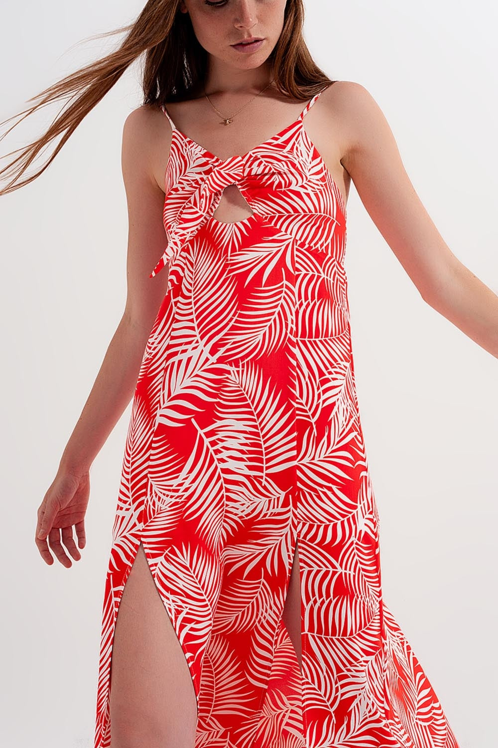 Vestido largo rojo con estampado de hojas y aberturas de A