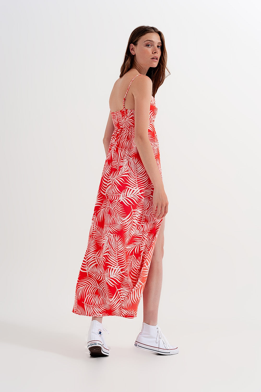 Vestido largo rojo con estampado de hojas y aberturas de A