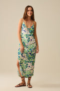 Vestido largo verde con estampado floral y amplio escote en la espalda
