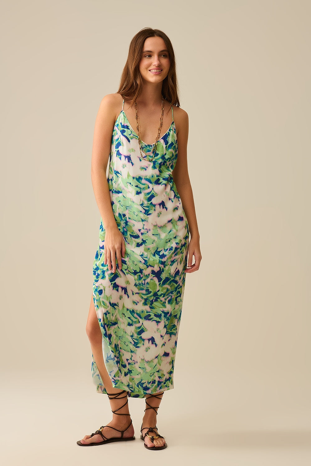 Vestido largo verde con estampado floral y amplio escote en la espalda