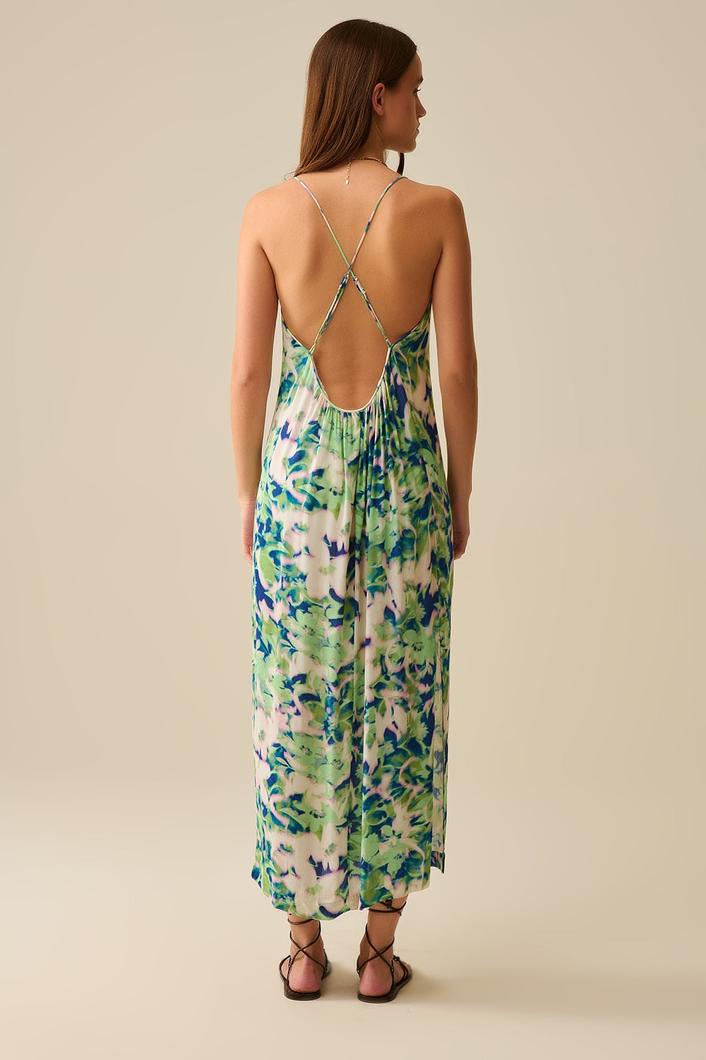 Vestido largo verde con estampado floral y amplio escote en la espalda