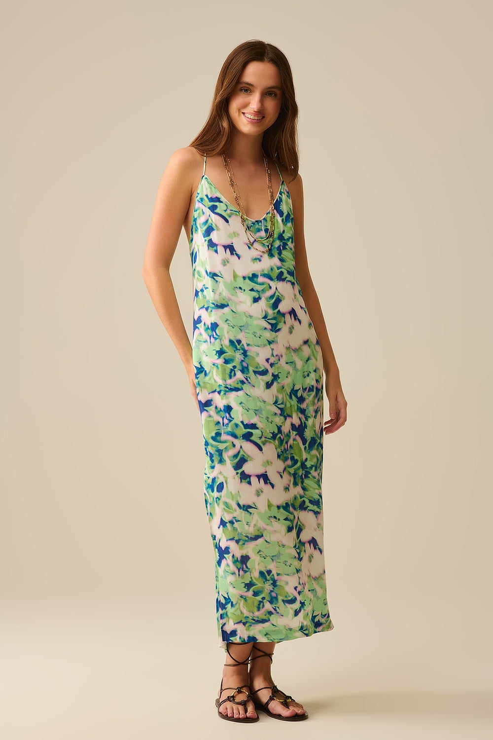 Vestido largo verde con estampado floral y amplio escote en la espalda
