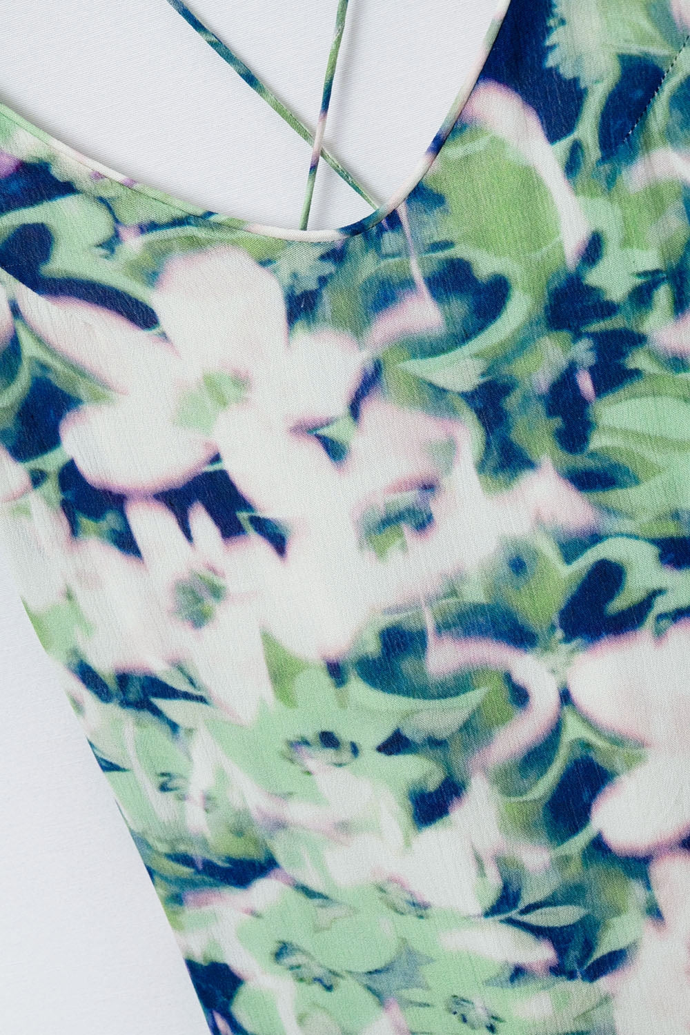 Vestido largo verde con estampado floral y amplio escote en la espalda