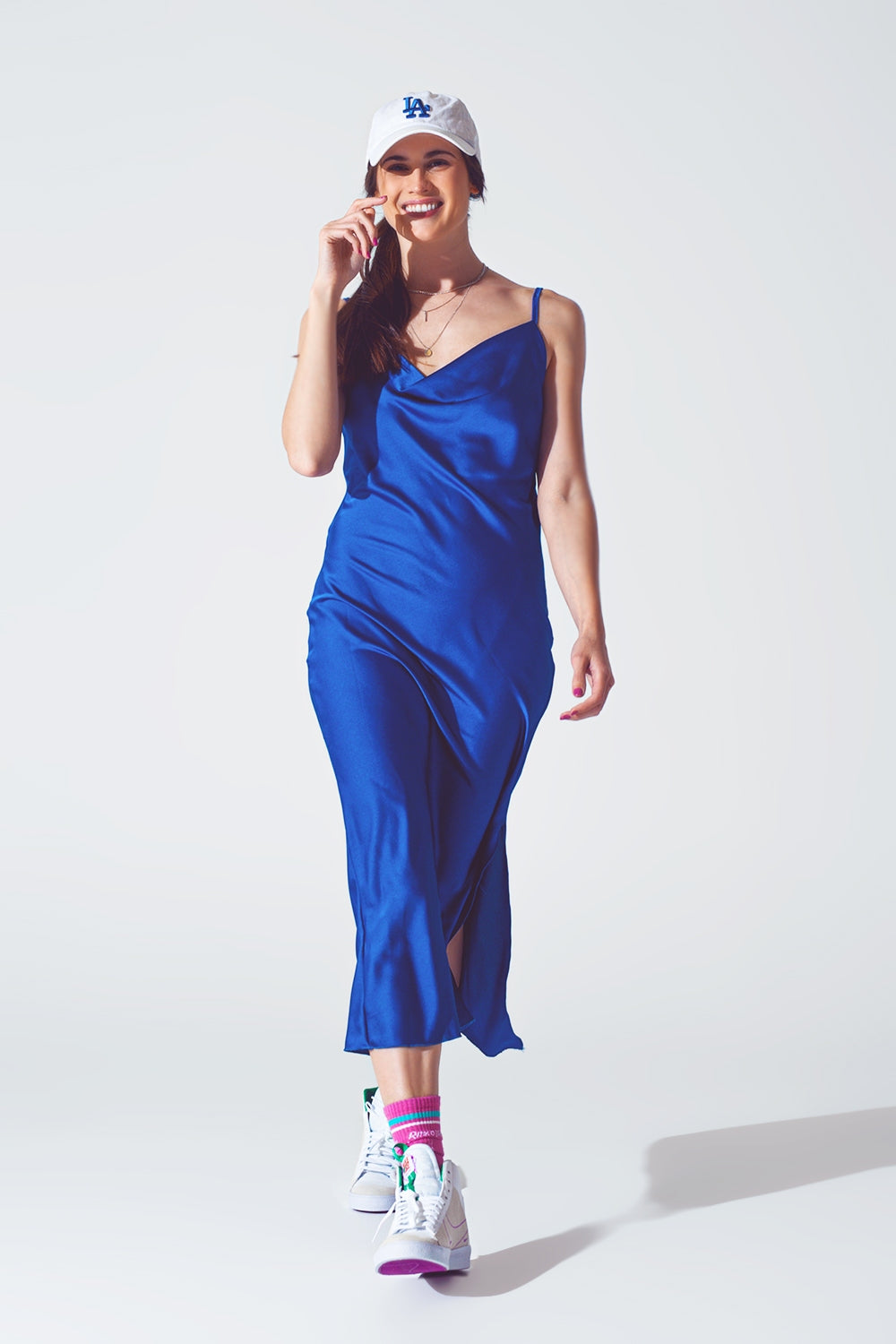 Q2 Vestido lencero de satén midi color azul de tirantes