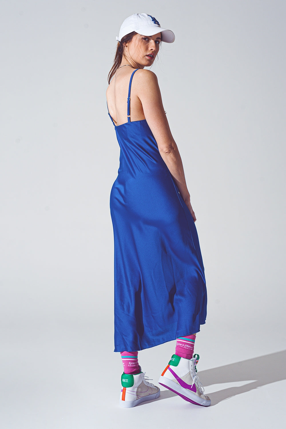 Vestido lencero de satén midi color azul de tirantes
