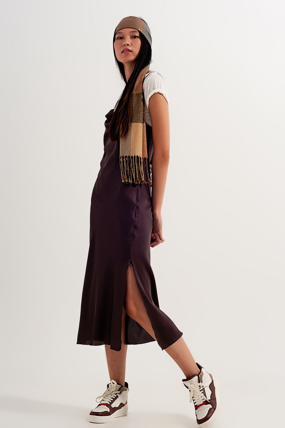 Vestido marrón de tirantes finos de satén