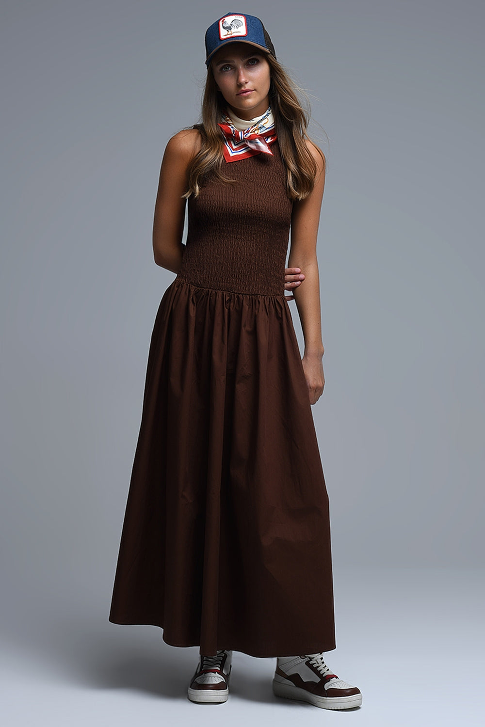 Vestido marrón con sneakers y pañuelo estampado