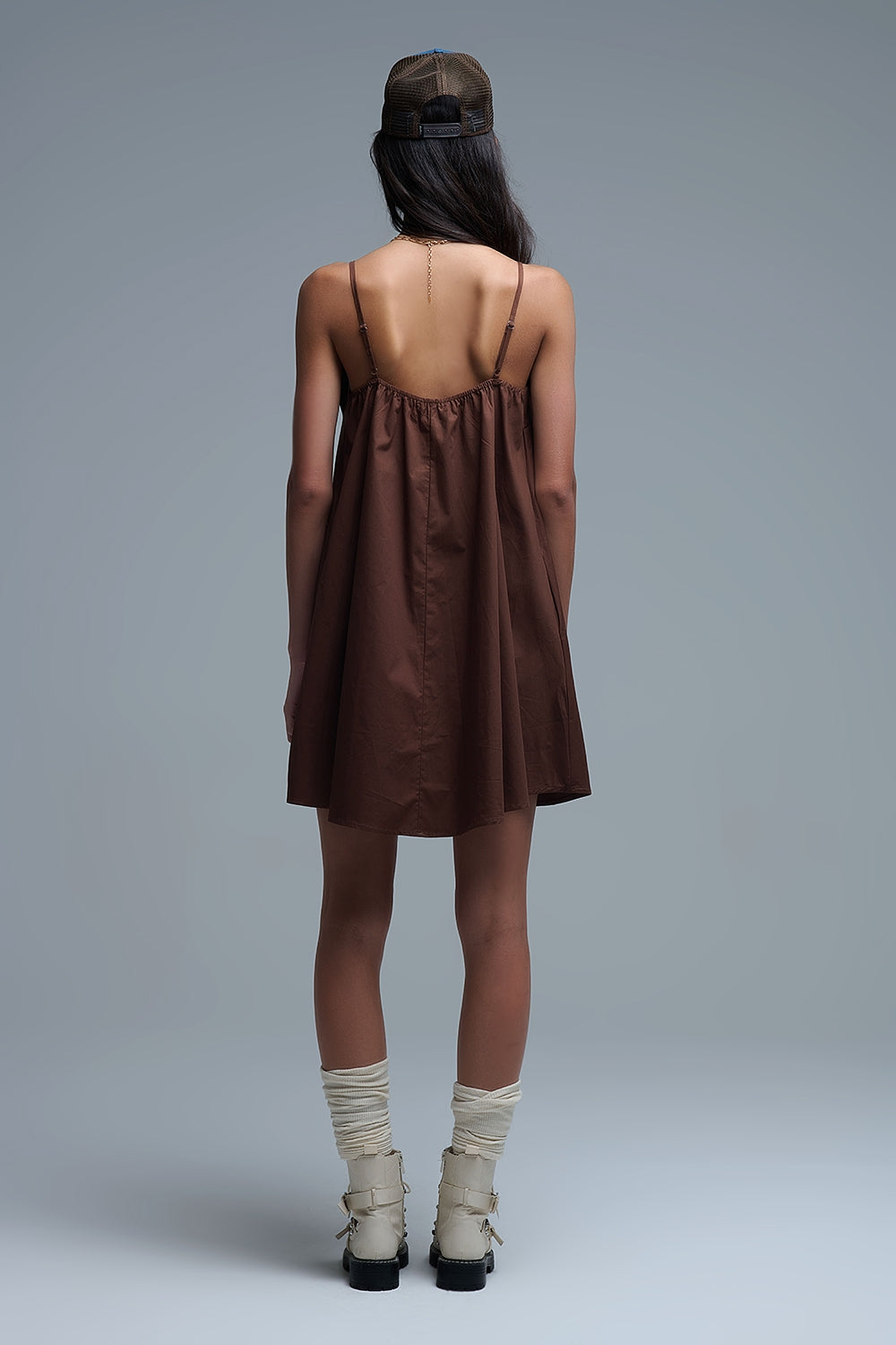 Vista trasera del vestido marrón con espalda baja y tirantes finos.