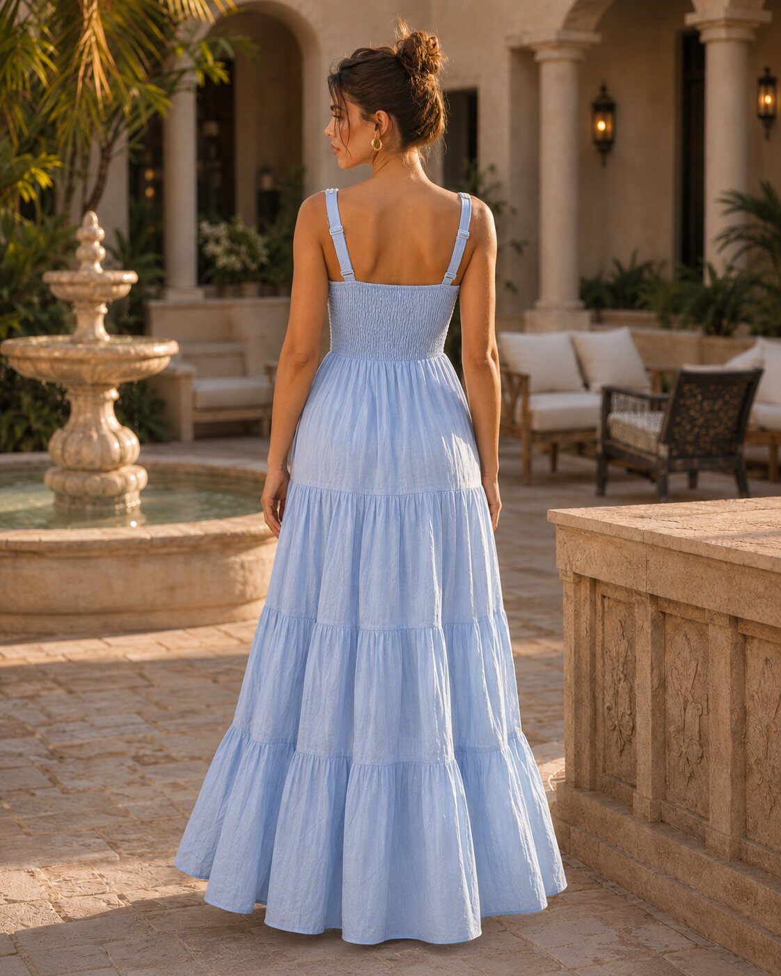Vista de la espalda del vestido maxi en color azul bebé, detallando el panel elástico en nido de abeja y los tirantes ajustables de la boutique Ivoluxt.