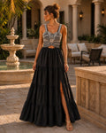 Vista frontal del vestido largo de algodón negro, mostrando el corpiño estructurado con bordado blanco, detalle cut-out y falda con abertura lateral de Ivoluxt.