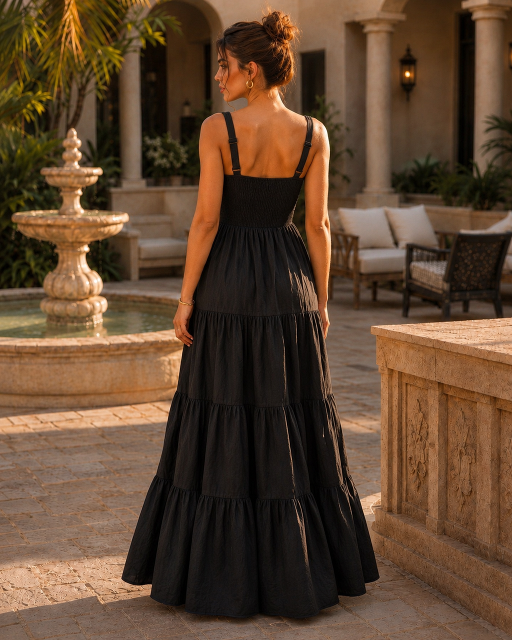 Vista de la espalda del vestido maxi en color negro, detallando el panel elástico en nido de abeja y los tirantes ajustables de la boutique Ivoluxt.