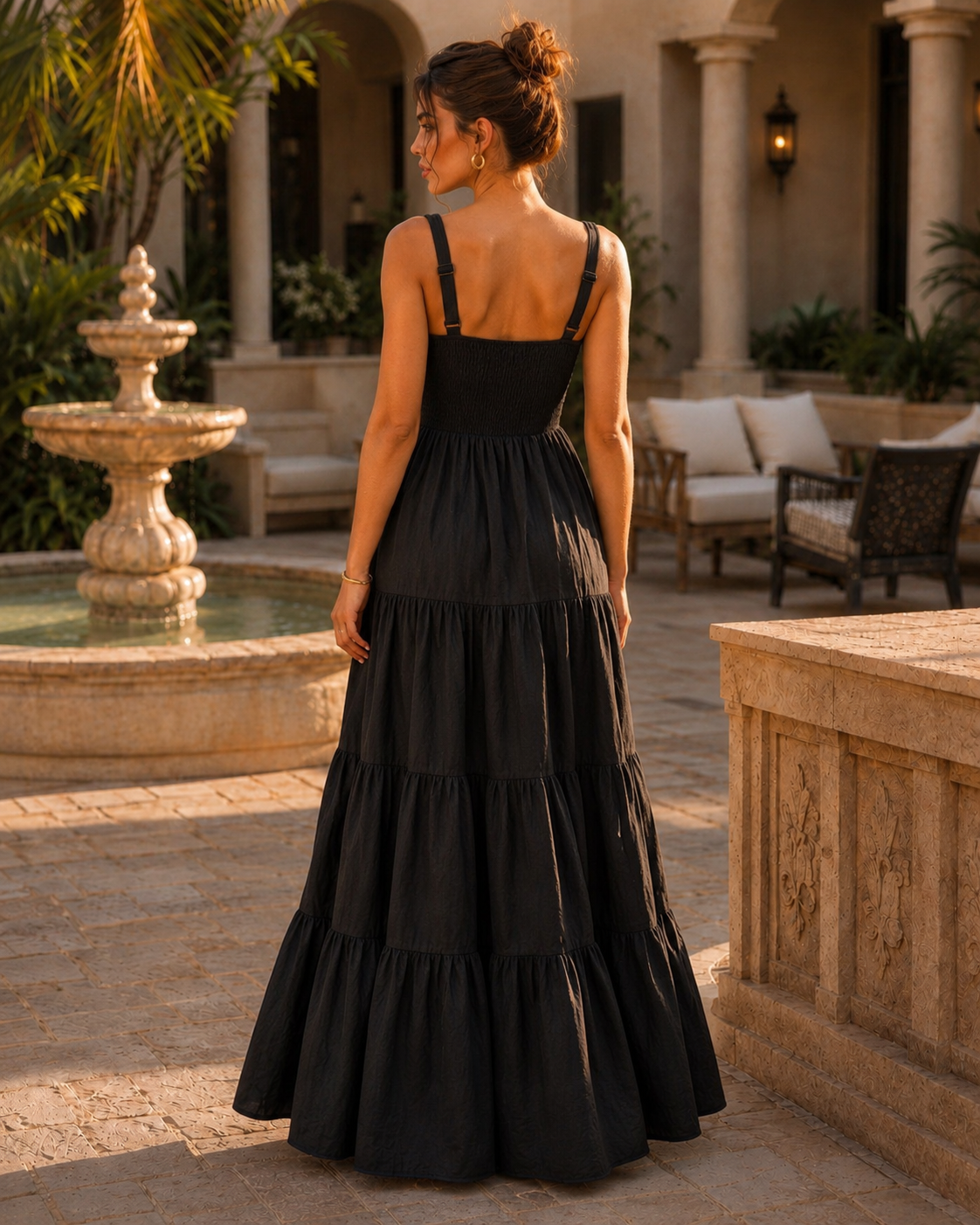Vista de la espalda del vestido maxi en color negro, detallando el panel elástico en nido de abeja y los tirantes ajustables de la boutique Ivoluxt.